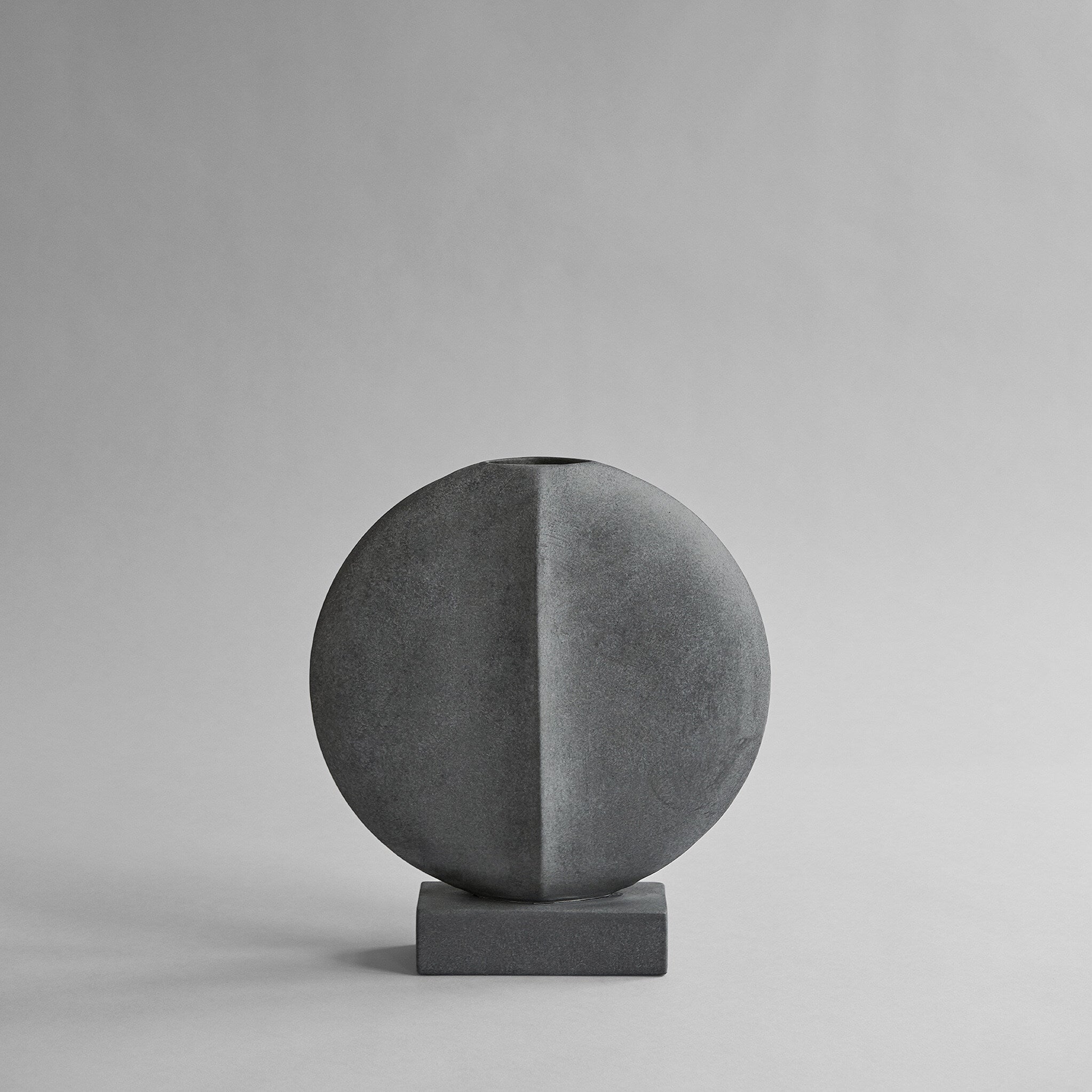 Guggenheim Vase, Mini - Dark Grey - Dark Grey 1 Guggenheim Vase, Mini - Dark Grey - Dark Grey
